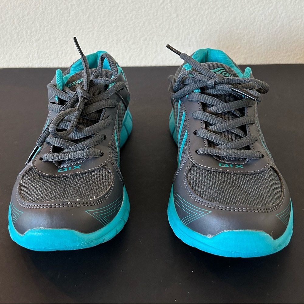 Lightweight Athletic Tennis Shoes